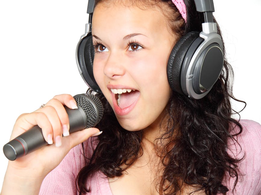 girl-holding-karaoke-mic-41542-1 PASSIONE PER LA MUSICA?